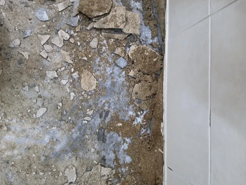 사상구 배관 교체를 위해 파낸 화장실 바닥