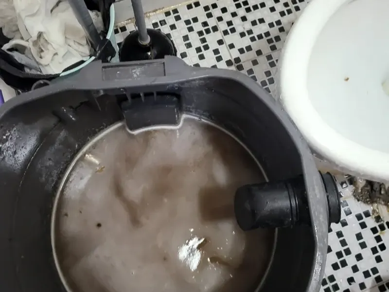 사상구 석션 장비 통에 모인 오수
